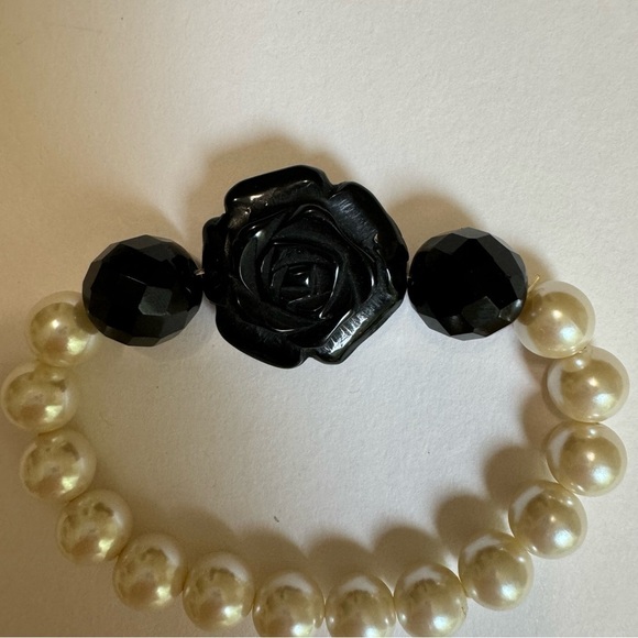 Vintage Anthropologie Black Rose Faux Pearl Stretch Statement Bracelet - Picture 12 of 14